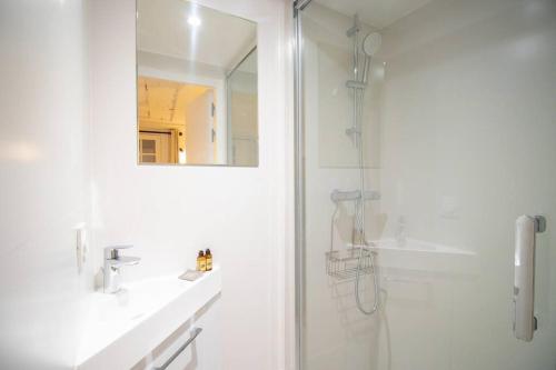 une salle de bain blanche avec une douche et un lavabo dans l'établissement 3p.cosy flat#6pers#heart of Le Marais, à Paris
