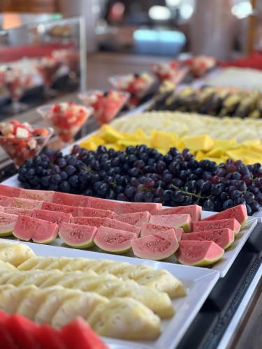 ein Buffet mit Obst und Gemüse auf Tellern in der Unterkunft Grand Oca Maragogi All Inclusive Resort in Maragogi