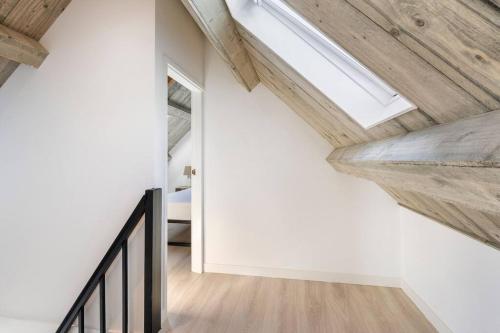 a house with a skylight in the ceiling at Coastal Cottages huisje Bries in Ouddorp