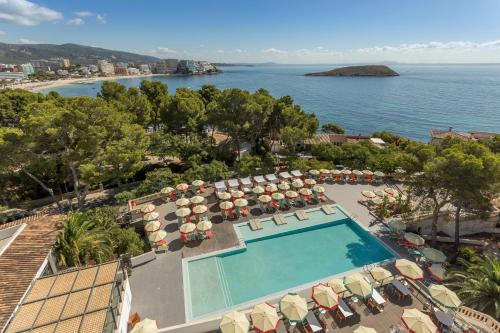 uma vista aérea de um resort com uma piscina em Dreams Calvia Mallorca em Magaluf