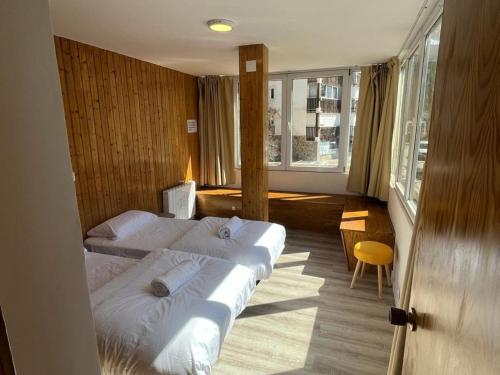 a bedroom with two beds and a window at Edelweiss con vistas a la sierra in Monachil
