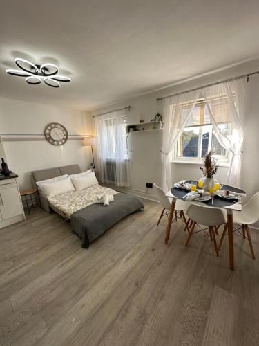 ein Schlafzimmer mit einem Bett und einem Tisch sowie ein Esszimmer in der Unterkunft ASPIRE HOLIDAY HOMES in Bournemouth