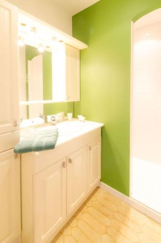 une salle de bain avec un lavabo et un miroir dans l'établissement Très agréable villa avec barbecue, à Talmont-Saint-Hilaire