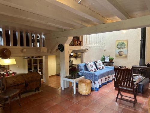 un soggiorno con divano blu e tavolo di Exclusiva casa rural con jardín a Madriguera