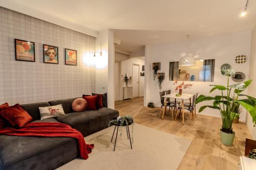 ein Wohnzimmer mit Sofa und Tisch in der Unterkunft Long Stays Heaven - Comfortable & Spacious Apartments in Baneasa in Bukarest