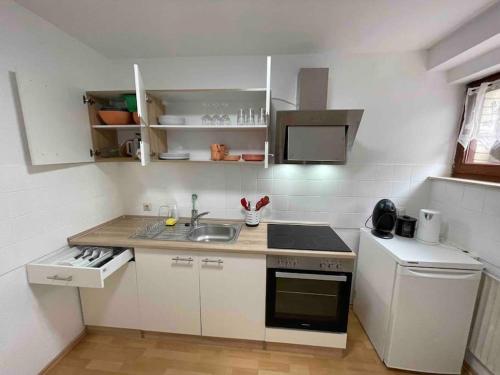 una piccola cucina con lavello e fornello di Göttinger Betten a Gottinga