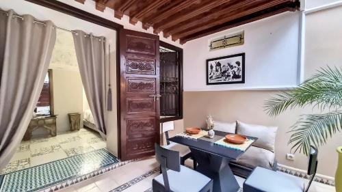 Un pat sau paturi într-o cameră la Riad Argan
