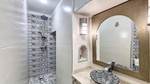 y baño con lavabo y ducha. en Riad Argan, en Marrakech