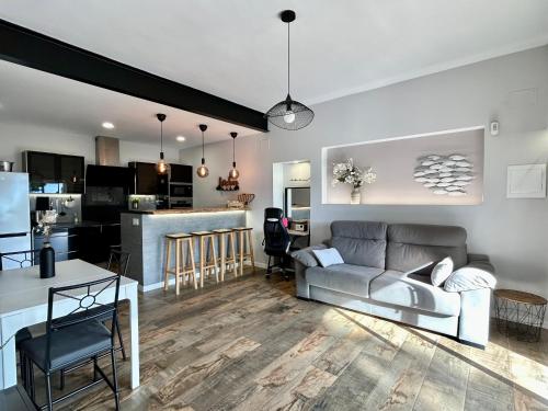 a living room with a couch and a kitchen at Les Terrasses de la Cisa, 20kms de BCN in Premia de Dalt