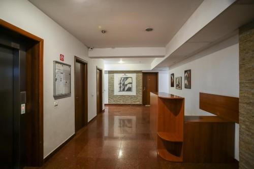 ein Flur eines Gebäudes mit einer Treppe und einem Treppenhaus in der Unterkunft Long Stays Heaven - Comfortable & Spacious Apartments in Baneasa in Bukarest