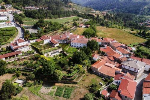 - une vue aérienne sur une maison dans un village dans l'établissement Casa do Cimo da Vila, à Mondim da Beira