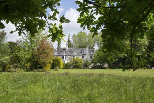 una casa en medio de un campo en Woodlands Lodge Hotel, en Bartley