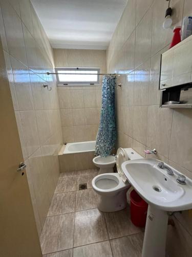 łazienka z toaletą i umywalką w obiekcie Monoambiente lo de Carola Mendoza w mieście Las Heras