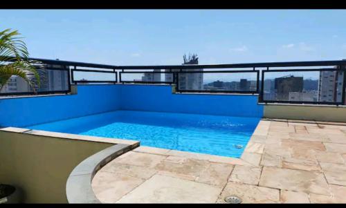 una piscina en la azotea de un edificio en Flat Unique Moderno & Luxuoso en Ribeirão Preto