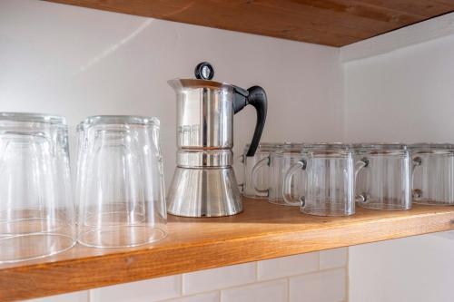 Tetera y cafetera en SHWAY - The Handshake House