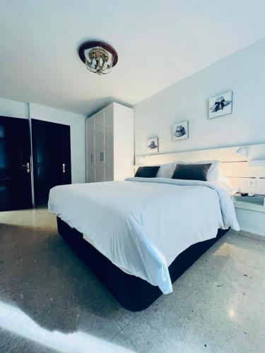 1 dormitorio grande con 1 cama blanca grande. en OTONELL CENTRO, en Málaga