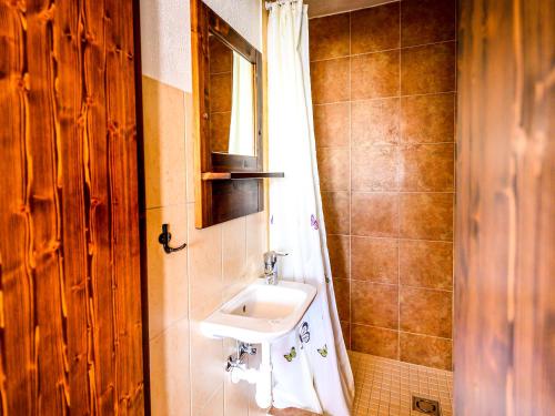 een badkamer met een wastafel en een spiegel bij Levandulová chalupa in Vrbice