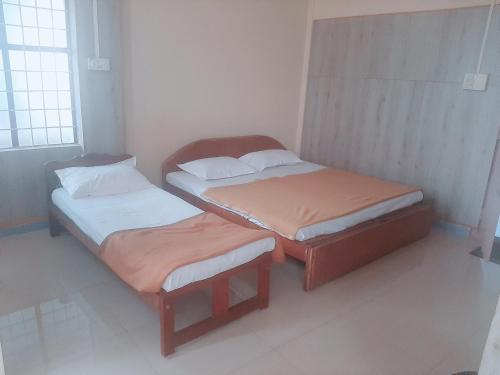 Habitación con 2 camas individuales en Budget comfort en Madikeri