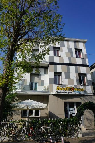 um edifício com bicicletas estacionadas em frente em Sunflower City Student Hostel & Bar em Rimini