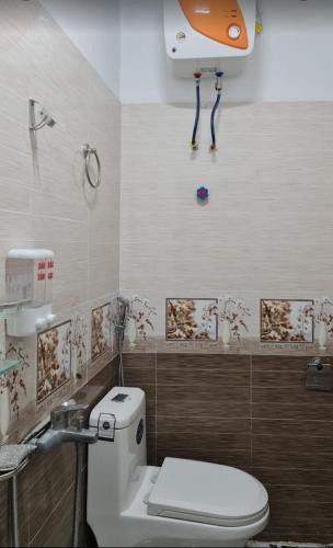 La salle de bains est pourvue de toilettes blanches. dans l'établissement Nhà nghỉ Thu Hà, à Lạng Sơn