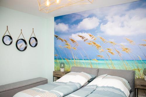una camera da letto con un murale raffigurante una spiaggia di Leister Apartment Cisnadie a Cisnădie
