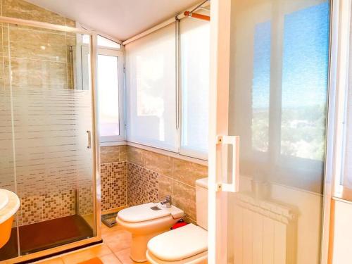 un bagno con wc e doccia in vetro di Tamarit by Unik Tarragona a Tarragona