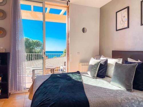 una camera da letto con un letto con vista sull'oceano di Tamarit by Unik Tarragona a Tarragona