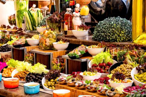 uma exposição de frutas e produtos hortícolas num mercado em DoubleTree by Hilton Dhahran em Al Khobar