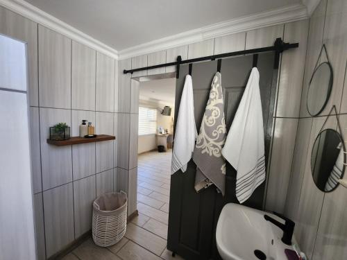 W pokoju znajduje się łazienka z umywalką i toaletą. w obiekcie On Enslin selfcatering w mieście Middelburg