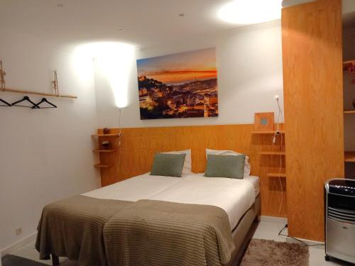 リスボンにあるCharm Discovery Principe 7のベッドルーム1室(ベッド1台付)が備わります。壁には絵画が飾られています。