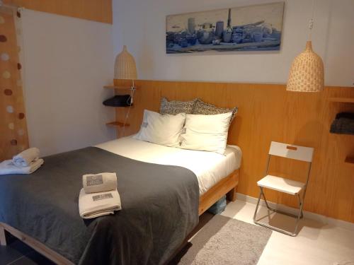 リスボンにあるCharm Discovery Principe 7の小さなベッドルーム(ベッド1台、椅子付)
