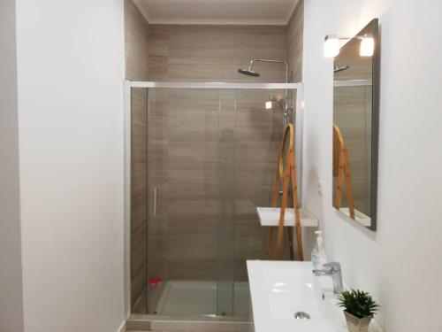 uma casa de banho com uma cabina de duche em vidro e um lavatório. em Azores Calheta Inn T2 Frente Boa Nova em Ponta Delgada