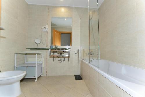 ポルティマンにあるRuby Red & Atlantic Blue Apartments in Oceano Atlanticoのバスルーム(シャワー、トイレ、シンク付)