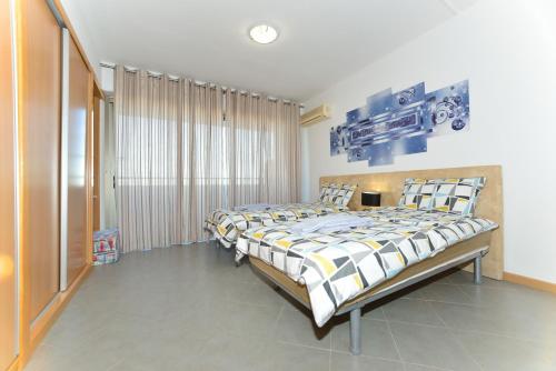 ポルティマンにあるRuby Red & Atlantic Blue Apartments in Oceano Atlanticoのベッドルーム(大型ベッド1台、窓付)