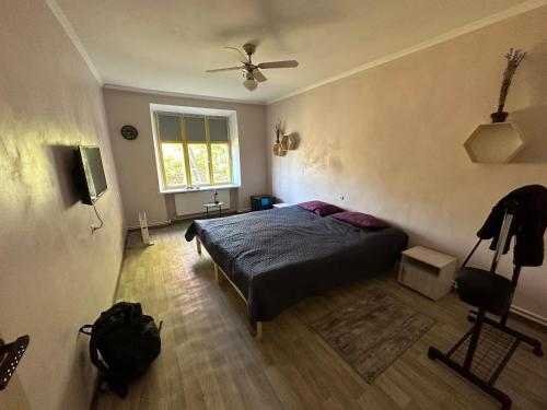 - une chambre avec un lit et un ventilateur de plafond dans l'établissement Le Rustique, à Ivancea