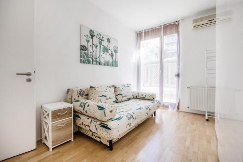 salon z kanapą i oknem w obiekcie Kleo Apartment w Budapeszcie