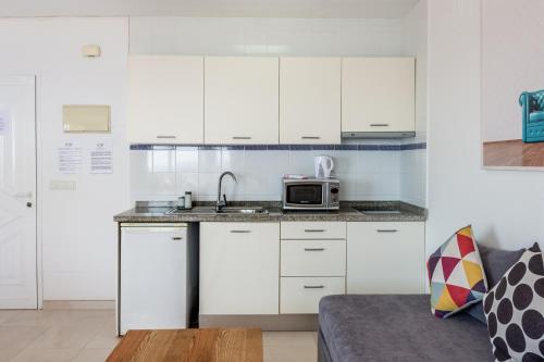 Hotel Cenit & Apts Sol y Vientoにあるキッチンまたは簡易キッチン