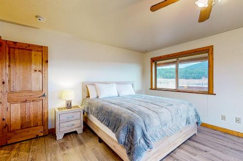 Schlafzimmer mit einem Bett und einem Fenster in der Unterkunft 6555 N Chambers Dr in Flagstaff