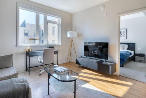 Oakland 2br w rooftop wd nr bart dining SFO-1494にあるシーティングエリア