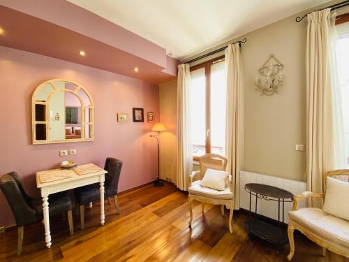 un salon avec une table et une chaise dans l'établissement CamParis - B&B - Chambre d'hôtes, à Paris