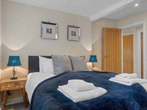 1 dormitorio con 1 cama grande y toallas. en Pass the Keys Stylish 2 Bed Ulverston Town Centre, en Ulverston