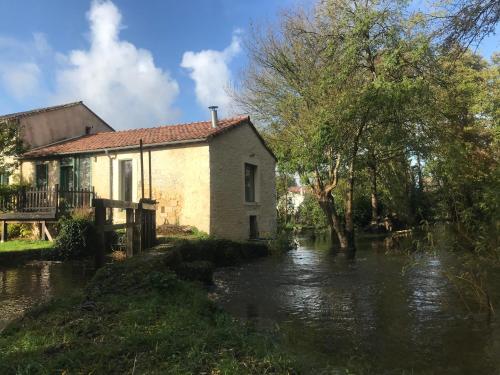 MosnacにあるAncien moulin à eau sur la Seugneの川の中の家