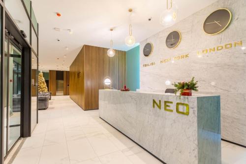 een lobby van een kantoor in Newark, Londen, met een receptiebalie bij Luxury Apartments With Mountain View in Neo New Gudauri in Goedaoeri