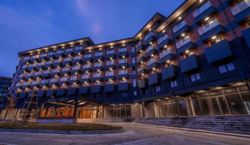 een gebouw met lichten aan de zijkant bij Luxury Apartments With Mountain View in Neo New Gudauri in Goedaoeri