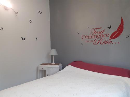 - une chambre avec un lit et un panneau indiquant rejoindre le comité dans l'établissement charmant loft à la campagne,Hauts de France ,Somme, à Rubempré