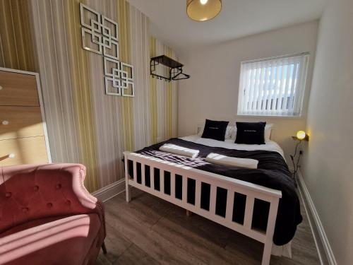 1 dormitorio con cama y ventana en Comfortable 3 Bed home Merthyr Tydfil near Bike Park Wales & Brecon Beacons, en Dowlais