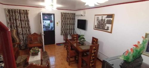 - un salon avec une table à manger et des chaises dans l'établissement 2-storey house san pedro laguna belinda condotel 3, à San Pedro