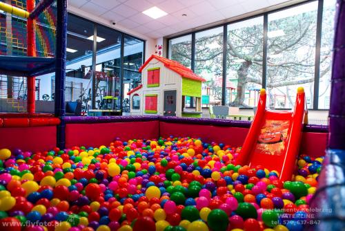 a large pile of balls in a play room at Waterline Apartamenty Standard Class in Kołobrzeg