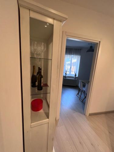 Zimmer mit einer Tür, die zu einem Zimmer mit Weinflaschen führt in der Unterkunft La Zinevra in Rovereto