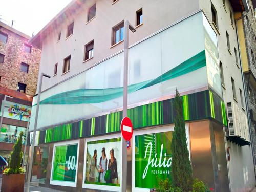a building with a stop sign in front of it at Apartamentos Pantebre 3000 in Pas de la Casa